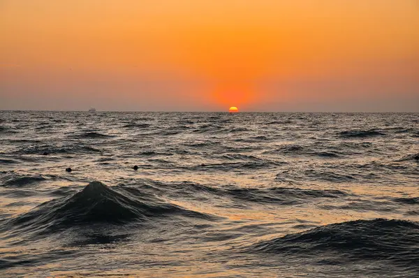 Imperial Beach 'te günbatımı. Bulutlu gün batımı ve San Diego rıhtımı. - Evet. Yüksek kalite fotoğraf