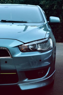  Japon arabasının ön tarafı yarı görünüyor. Yüksek kalite fotoğraf