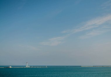 Kasıtlı kamera hareketi rüya gibi, bulanık bir deniz fotoğrafı yaratıyor.