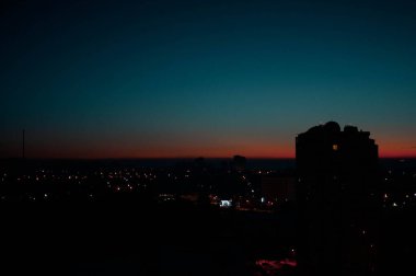 Odesa 'nın merkezindeki modern ofis binalarının üzerinde gün doğumu. Gökyüzü manzarası, güneş ışığı ve parlak bir ışık tonu. İnşaat işi konsepti. Yüksek kalite fotoğraf