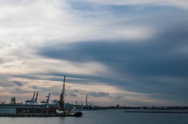 Uluslararası Konteyner Kargo gemisinin lojistik ve taşımacılığı Alacakaranlık Gökyüzü 'nde, Nakliye, Nakliye. Yüksek kalite fotoğraf