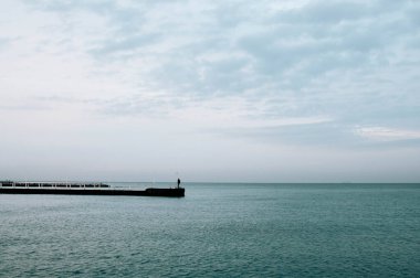Kasıtlı kamera hareketi rüya gibi, bulanık bir deniz fotoğrafı yaratıyor.