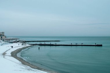 Kasıtlı kamera hareketi rüya gibi, bulanık bir deniz fotoğrafı yaratıyor.