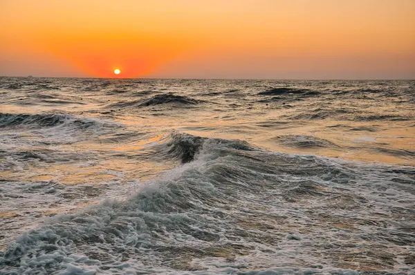 Imperial Beach 'te günbatımı. Bulutlu gün batımı ve San Diego rıhtımı. - Evet. Yüksek kalite fotoğraf