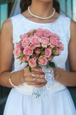 Gül ve kurdeleli, parlak, güzel bir gelin buketi. Yüksek kalite fotoğraf