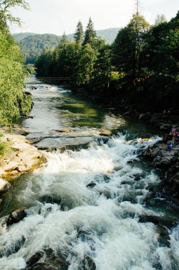 Güzel bir su manzarası dağdan inerken ana kayaların üzerinden akar ve şelaleler oluşur. Yüksek kalite fotoğraf