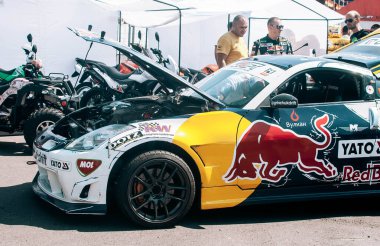 Yarış arabası hız yolunda sürükleniyor, profesyonel sürücü yarış pistinde dumanla sürükleniyor, soyut doku ve arka plan siyah lastik izleri asfalt yolda kayıyor.