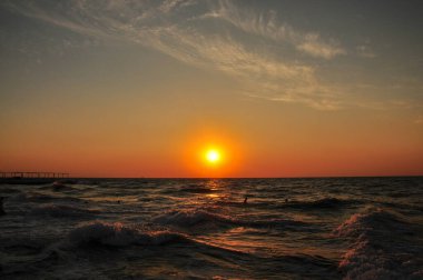 Imperial Beach 'te günbatımı. Bulutlu gün batımı ve San Diego rıhtımı. - Evet. Yüksek kalite fotoğraf