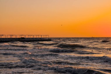 Imperial Beach 'te günbatımı. Bulutlu gün batımı ve San Diego rıhtımı. - Evet. Yüksek kalite fotoğraf