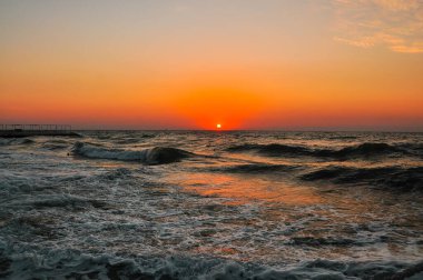 Imperial Beach 'te günbatımı. Bulutlu gün batımı ve San Diego rıhtımı. - Evet. Yüksek kalite fotoğraf