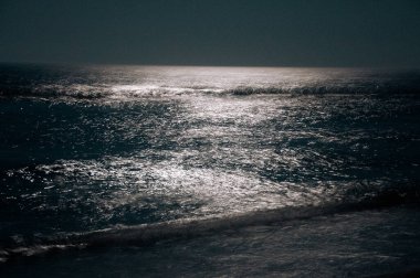 Bir dağ nehrinin yüzeyindeki ay yolu. Yüksek kalite fotoğraf