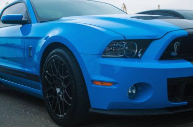 Güzel yarış arabası mavi Ford Mustang Shelby detayları. Yüksek kalite fotoğraf