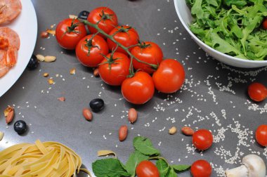 Ahşap masada makarna pişirmek için malzemeli spagetti ve fettuccine. Yuvarlak ahşap mutfak tahtası, üst manzara. Kırsal tarzda. Düz yatıyordu. Yüksek kalite fotoğraf