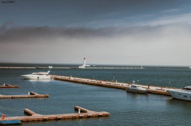 Yaz mevsiminde Odesa 'da Karadeniz' de deniz feneri olan deniz manzarası. Yüksek kalite fotoğraf