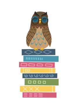 Baykuş kitap yığınının üzerinde oturuyor.