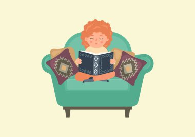 Sevimli küçük kız koltukta kitap okuyor. Çocuk rahat koltukta oturuyor.. 