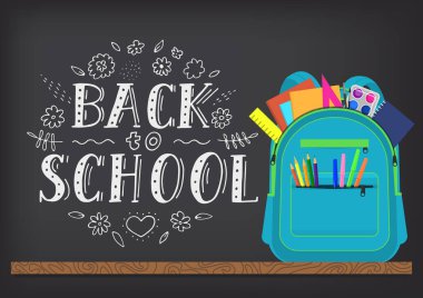 Okula geri dön. Sırt çantasında yazı tahtasının yanında..