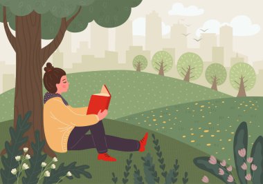 Şehir parkında kitap okuyan kadın.. 