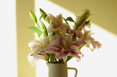 Güzel zambak buketi ve cam vazoda beyaz çiçekler