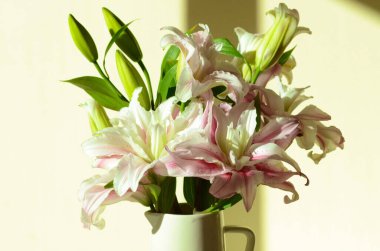 Güzel zambak buketi ve cam vazoda beyaz çiçekler