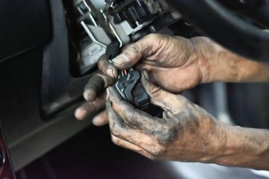 Teknisyenin elinin kiri var ama müşteriye hizmet ve bakım için özel kontrol ve onarım araç anahtarı var..