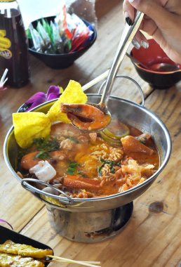 Otantik Tayland Tom Yum çorbası eriştesi ve deniz mahsulleri sıcak tencerede servis edilir. Domuzu kıymalı anne Tom..