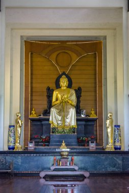 Pagoda Avalokitesvara 'da ibadet alanı. İnsanlar buraya ibadet etmeye ve hayatları için dua etmeye gelirler..