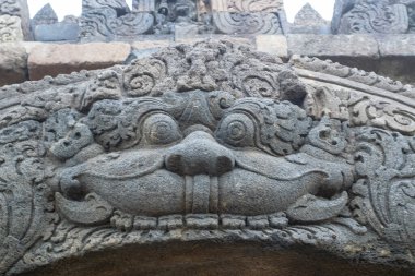 Kala 'nın Candi Ijo' daki pencerenin üstündeki süsü. Bu Candi ya da tapınak Endonezya 'nın Yogyakarta şehrindedir..