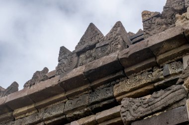 Ijo Tapınağı 'nın çatısı ya da Candi Ijo süslemeleri bazı sembol ve anlamlarla sıralanmıştır..