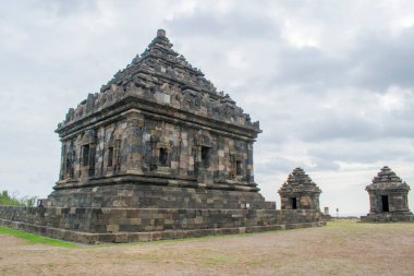 Candi Perwara ya da Perwara 'nın Candi Ijo bölgesindeki üç tapınağı ile Candi ijo. Bu tapınaklar Endonezya, Yogyakarta 'da yer almaktadır..