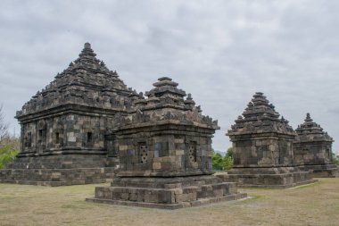 Candi Perwara ya da Perwara tapınaklarında Candi Ijo ile birlikte. Bu tapınaklar Endonezya, Yogyakarta 'da yer almaktadır..