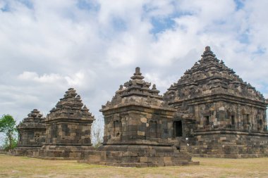 Candi Perwara ya da Perwara tapınaklarında Candi Ijo ile birlikte. Bu tapınaklar Endonezya, Yogyakarta 'da yer almaktadır..