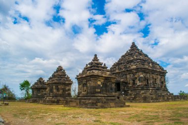 Candi Perwara ya da Perwara 'nın Candi Ijo bölgesindeki üç tapınağı. Bu tapınaklar Endonezya, Yogyakarta 'da yer almaktadır..