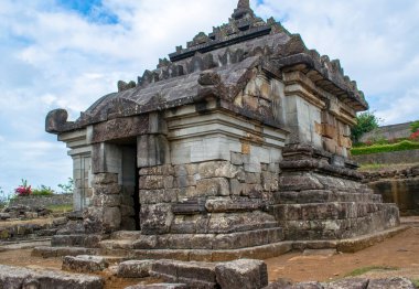 Tapınak mimarisinin bilinmeyen adı Ijo Tapınağı bölgesinde yer almaktadır. Şimdi, bu bina yetersiz tanımlama ve restorasyon. Bu tapınak Endonezya, Yogyakarta 'da yer almaktadır..