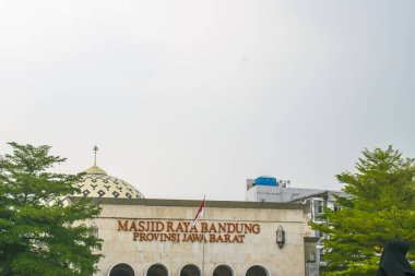 Batı Cava 'nın büyük camisi, Mescid Agung Jawa Barat olarak bilinir. Başkent Bandung 'un merkezinde yer alıyor..