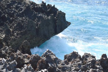 Dalgaların geldiği ve Waterblow Sahili 'nde muhteşem dalgalar oluşturduğu uçurumun konumu. Nusa Dua Yarımadası, Bali, Endonezya' da yer alıyor..