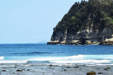 Ngalur sahilinde yüksek bir tepe, Tulung Agung, Doğu Java 'da. Endonezya' nın güzel plajı. Mavi ve berrak deniz. Beyaz kumsal. Ziyaret için temiz ve sakin bir yer.  