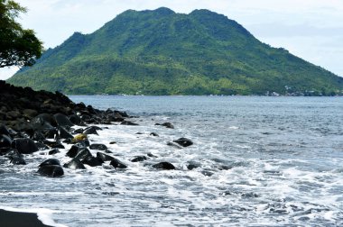 Sahilin güzel manzarası, temiz plaj, Hiri adasının muhteşem manzarası ya da Ternatif 'teki Pulau Hiri, ve açık gökyüzü.