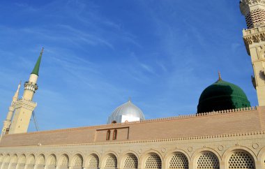Gökyüzünün güzel manzarası ve Medine 'deki sıradışı Nabawi camii. Müslümanlar için tarihi kutsal binalardan biri..