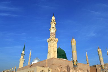 Gökyüzünün güzel manzarası ve Medine 'deki sıradışı Nabawi camii. Müslümanlar için tarihi kutsal binalardan biri..