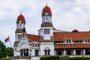 Semarang, Central Java, Endonezya 'daki Lawang Sewu ya da Thousand Doors binası olarak bilinen koloni binası. Şimdi Endonezya demiryolu şirketi müzesi olarak kullanılıyor..