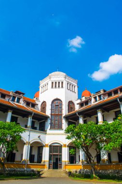 Semarang, Central Java, Endonezya 'daki Lawang Sewu ya da Thousand Doors binası olarak bilinen koloni binası. Şimdi Endonezya demiryolu şirketi müzesi olarak kullanılıyor..