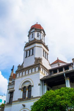 Semarang, Central Java, Endonezya 'daki Lawang Sewu ya da Thousand Doors binası olarak bilinen koloni binası. Şimdi Endonezya demiryolu şirketi müzesi olarak kullanılıyor..