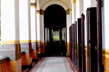 Lawang Sewu 'nun iç mekanı. Yerleşim yerinin birçok penceresi olduğu söylenir.