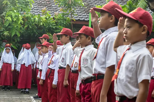 Yogyakarta, 10 Mart 2024. Birkaç öğrenci törene katılıyor. Gündem, Kelas Inspirasi 'nin öğrencileri eğitim ve hayallere teşvik etmek için gönüllülerle başlamasından önce başladı..