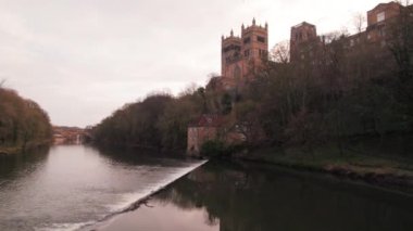 Drone, Durham Katedrali 'ni takip ediyor. Weir' ı alt kattan geçiyor..
