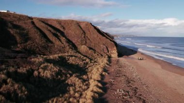 İnsansız hava aracı, Durham 'ın muhteşem kıyısındaki sahil ve uçurumların kenarından uçuyor. Bir kış günü vuruldu..