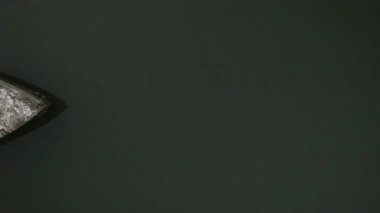 İnsansız hava aracı, Sunderland 'da giyilen nehirdeki SS Cretehawser enkazının üzerinden uçuyor.