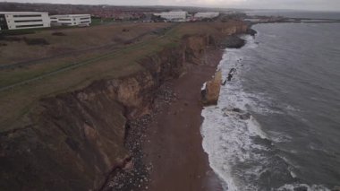 İnsansız hava aracı Chemical Beach 'te, Seaham' da, iş parkının arkasında uçuyor.