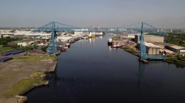 Drone, güneşli bir bahar sabahı Taşıyıcı Köprüsü 'ne doğru Tees Nehri boyunca uçuyor..